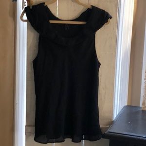 Linen blouse with lightly ribbed collar.